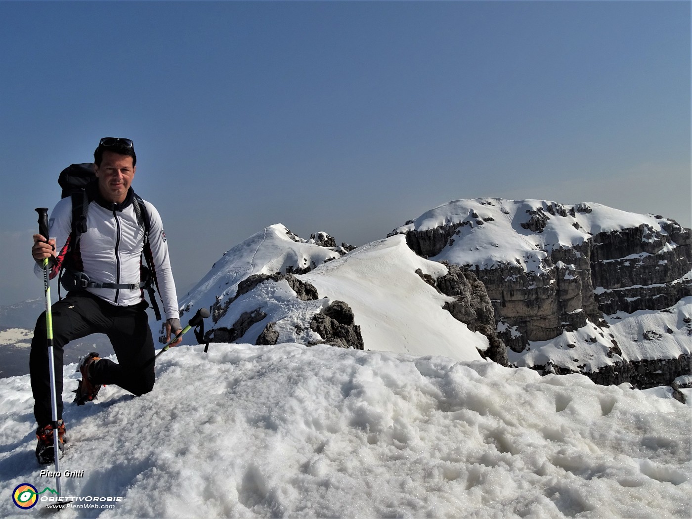 62 Sul cocuzzolo ammantato di neve con vista verso Torre di Valnegra e Pizzo Daina.JPG